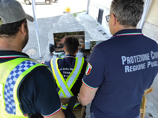 Operatori di protezione civile durante attività di controllo e coordinamento